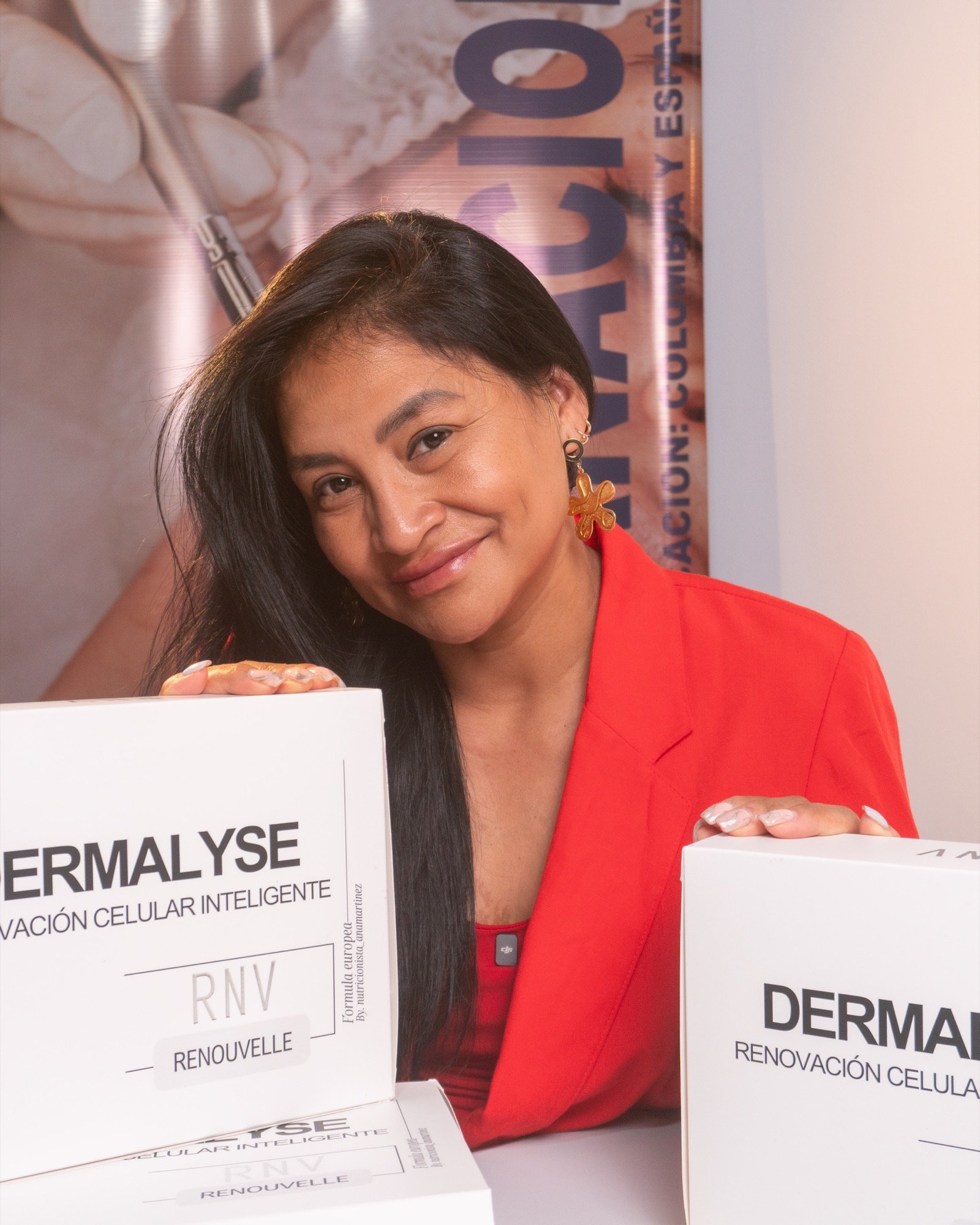 Especialista en dermoestética aplicando un tratamiento facial